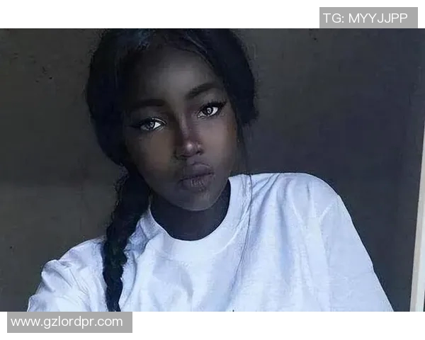 黑人足球明星与美女的浪漫故事揭示了爱与梦想的交汇点